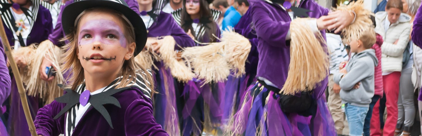 Voici 4 pistes pour plonger dans l’ambiance festive et colorée des carnavals !